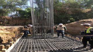 الطرق والجسور تواصل اعمال صب قبعة الركائز لجسر الإمام علي (ع) الثاني