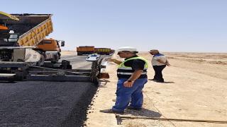 الطرق والجسور تواصل اعمال مشروع طريق الحج البري بفرش طبقة الاسفلت الرابطة ولمسافة (500 ) متر