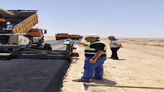 الطرق والجسور تواصل اعمال مشروع طريق الحج البري بفرش طبقة الاسفلت الرابطة ولمسافة (500 ) متر
