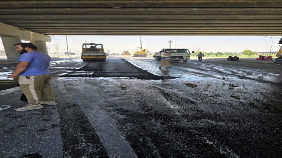 بلدية النجف تنفذ حملات صيانة التكسرات اسفل مجسرات الرضوية