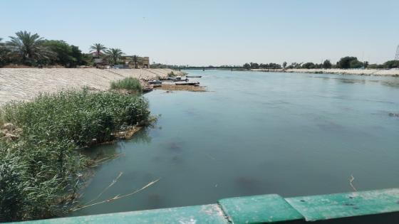 الموارد المائية تباشر في اعمال التنظيف لحوض نهر شط الكوفة