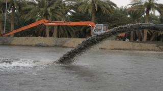 الموارد المائية تواصل أعمال التنظيف لحوض نهر الفرات في المحافظة.