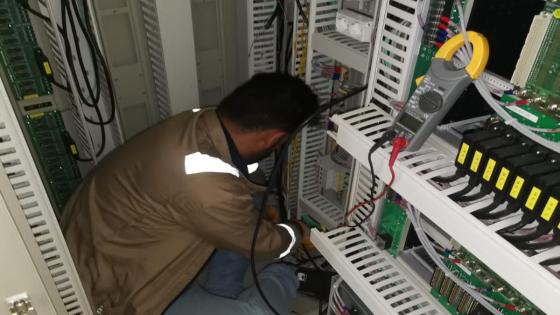 ملاكات فرع توزيع الكهرباء يجري أعمال نصب وتسليك جهاز RTU في المحطات غير المرتبطة بمركز السيطرة.