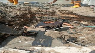 الكوادر العاملة في مركز ماء الحيرة تتمكن من اصلاح انبوب في موقع خطر