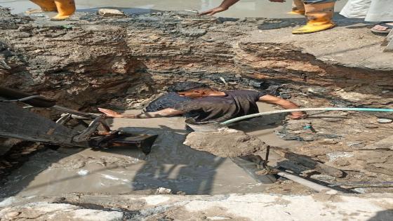 الكوادر العاملة في مركز ماء الحيرة تتمكن من اصلاح انبوب في موقع خطر