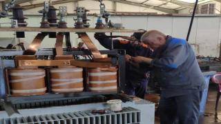 ملاكات فرع توزيع كهرباء النجف تنجز أعمال صيانة وإصلاح عدد من المحولات واعادتها للعمل