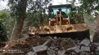 الموارد المائية تواصل اعمال رفع التجاوزات عن محرمات الانهر في المحافظة.