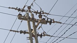 ملاكات فرع توزيع الكهرباء تواصل أعمال تأهيل الشبكة الكهربائية ضمن قاطع المسؤولية.