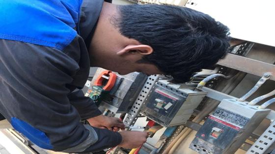 ملاكات فرع توزيع كهرباء النجف الأشرف تجري أعمال الصيانة المبرمجة للمحطات الصندوقية ضمن قاطع المسؤولية