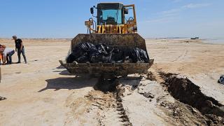 الموارد المائية تشارك في الحملة التطوعية لتنظيف شواطئ بحر النجف.