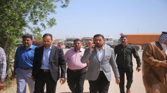 النائب الأول لمحافظ النجف هاشم الكرعاوي وبرفقته مدير فرع تجارة الحبوب ورئيس اتحاد الجمعيات الفلاحية.