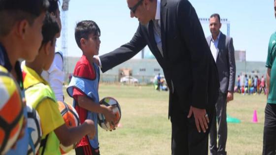 المحافظ يتفقد تدريبات المدرسة الكروية في نادي النجف الرياضي.