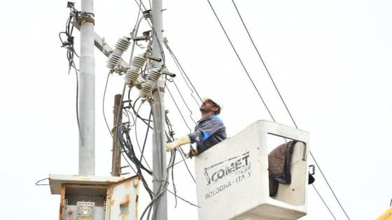 كهرباء النجف: إنجاز أعمال إصلاح العوارض الفنية الطارئة للشبكة الكهربائية بسبب سوء الأحوال الجوية