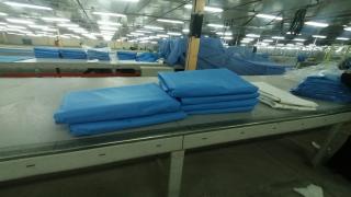 مصنع الألبسة الرجالية يستمر في تجهيز المستشفيات بالمنتوجات الطبية في النجف الاشرف