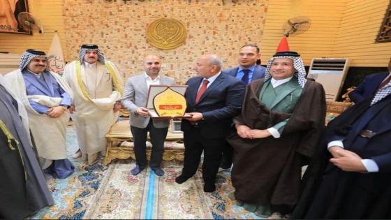 أمير قبائل زبيد يقدم درع التميز والإبداع إلى محافظ النجف الأشرف