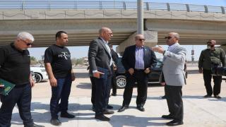 محافظ النجف الأشرف يرافقه وفد مكتب رئيس مجلس الوزراء للإطلاع على مسار القطار المعلق بين النجف – وكربلاء