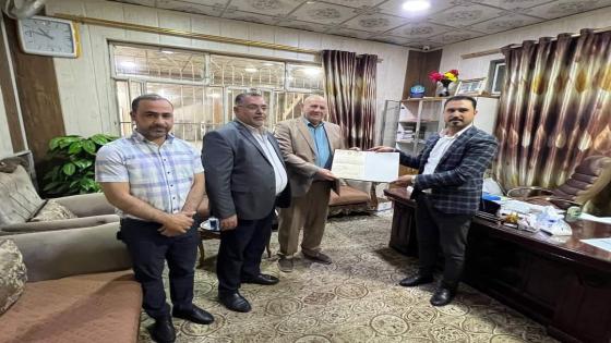 مؤسسة الشهداء تكرم مدير اعدادية المنار الاهلية في النجف الاشرف