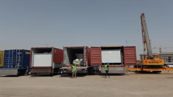 الإعلام والإتصال الحكومي يواكب وصول منظومات إزالة الروائح الى المحافظة